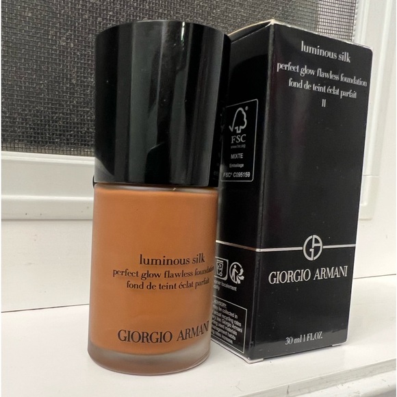Luminous Silk- Giorgio Armani Flawless Foundation - Picture 3 of 5